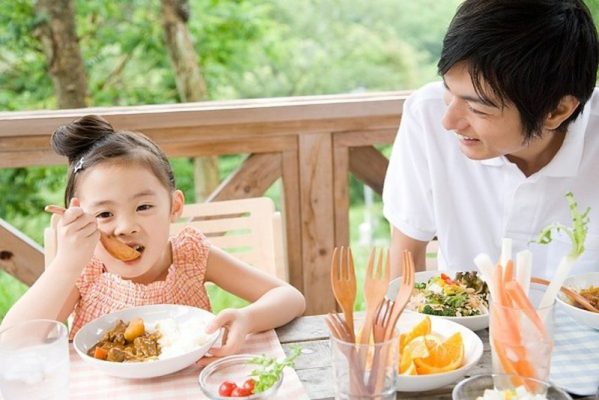 Tạo môi trường ăn uống thoải mái thú vị cho trẻ